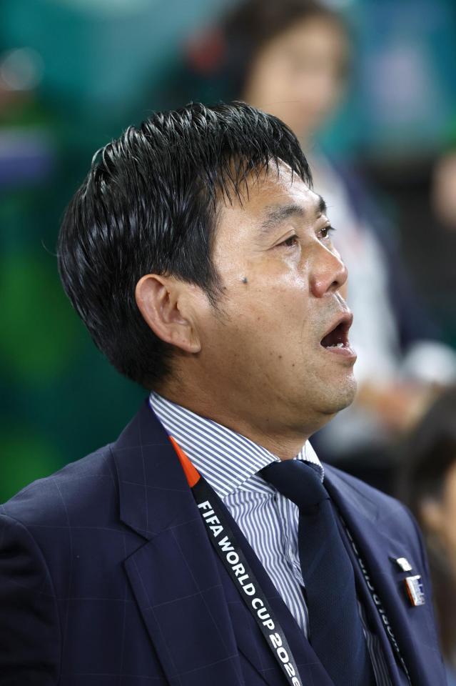 国歌を歌う森保監督