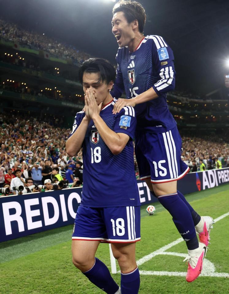 前半、チーム２点目のゴールを決めた上田（下）と喜ぶ鎌田