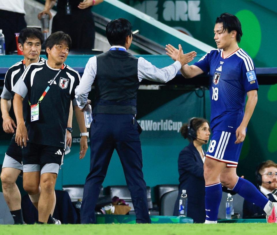 後半、途中交代し森保監督とタッチを交わす上田（右端）＝共同