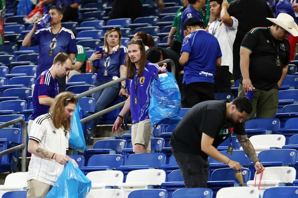 試合後、ごみを拾う観客