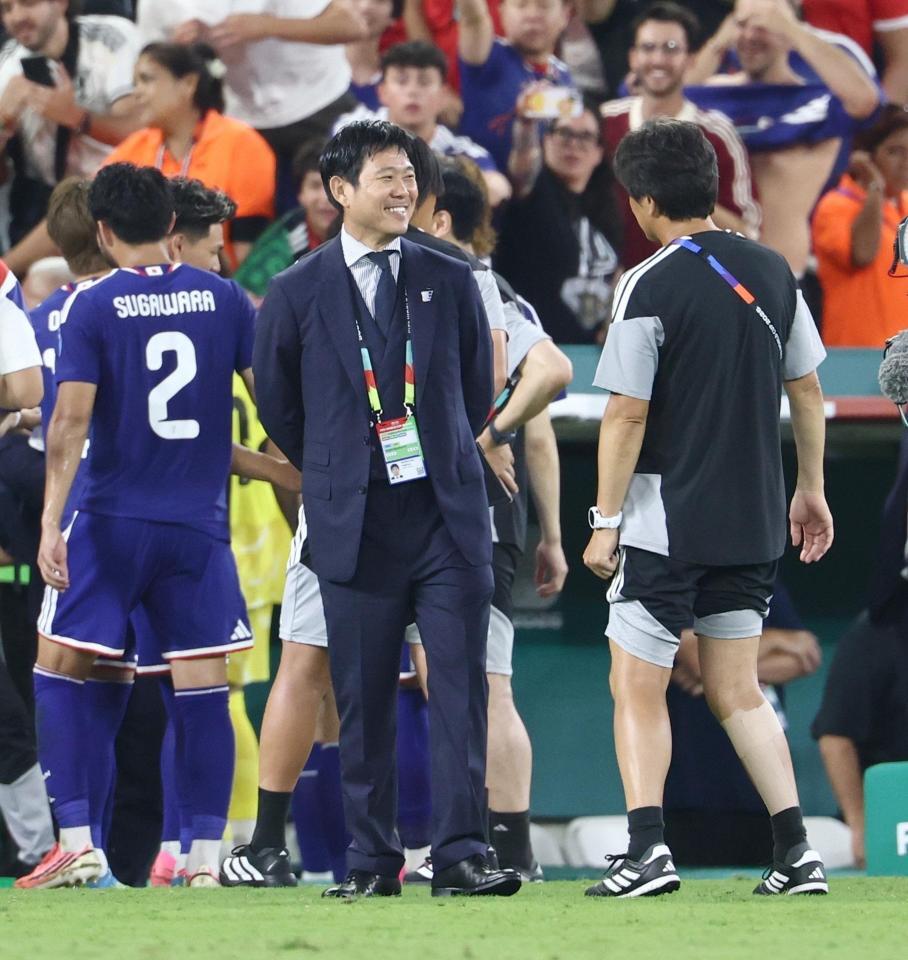 チュニジアに勝利し、笑顔を見せる森保監督（中央）