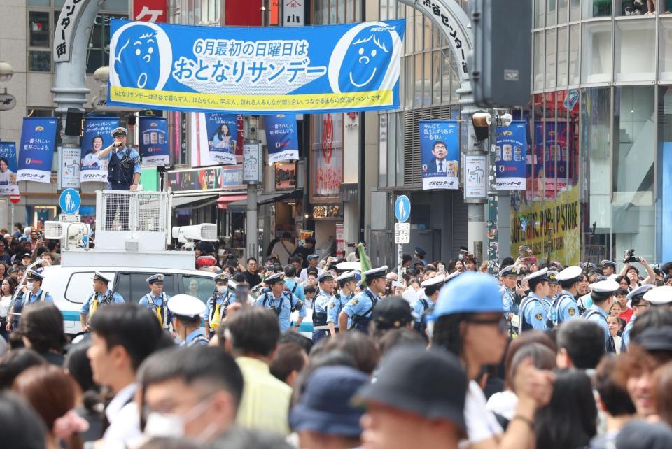 スクランブル交差点には大勢の警察官が配置された（撮影・佐々木彰尚）