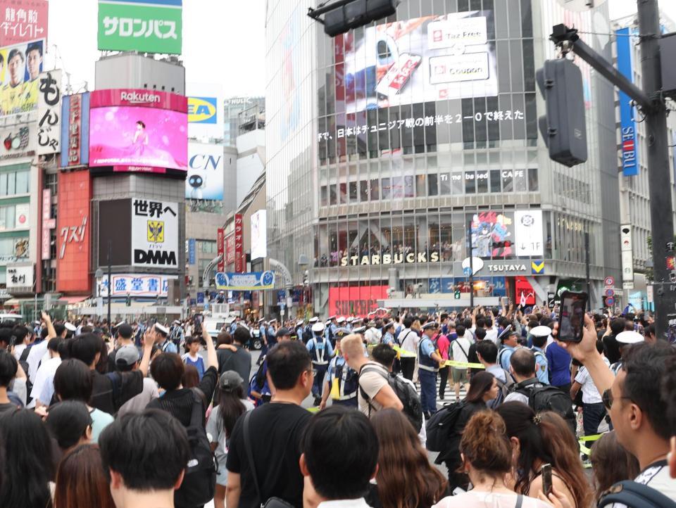 日本代表の勝利を伝える電光掲示板と混雑する交差点（撮影・佐々木彰尚）