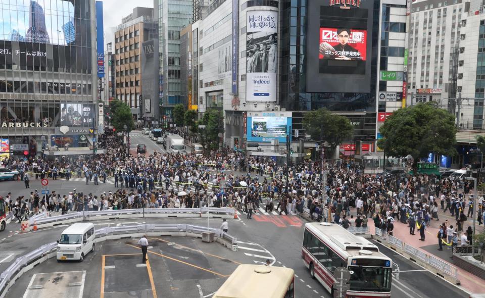 交通整理されたスクランブル交差点（撮影・佐々木彰尚）