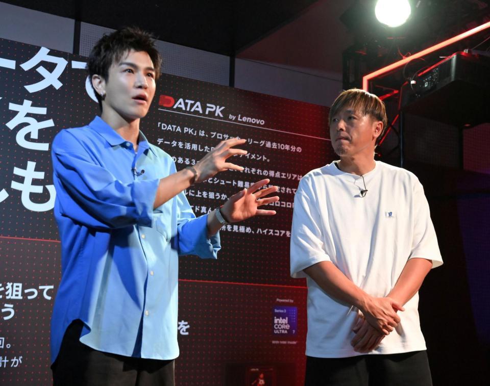 ＰＫゲームを終え挑戦した感想を述べる（左から）岩田剛典と遠藤保仁氏（撮影・持木克友）