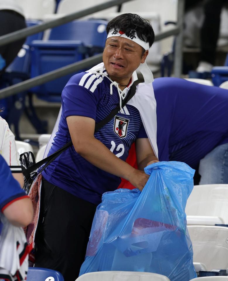 試合後、ゴミを拾うサポーター（撮影・中田匡峻）
