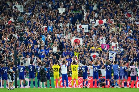 　チュニジアに勝利した日本代表と喜ぶサポーター（共同）