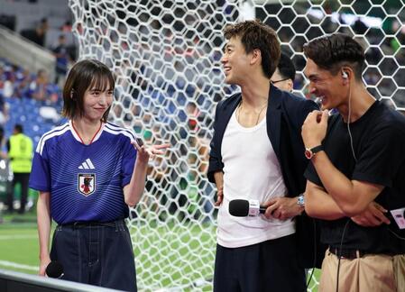 （左から）井桁弘恵、竹内涼真、藤枝・槙野智章監督＝２０日、エスタディオ・モンテレイ