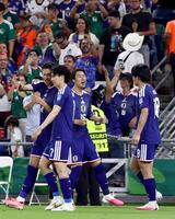 前半、先制ゴールを決め、喜ぶ鎌田（中）
