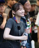 日本代表の練習場に訪れる影山優佳＝１９日