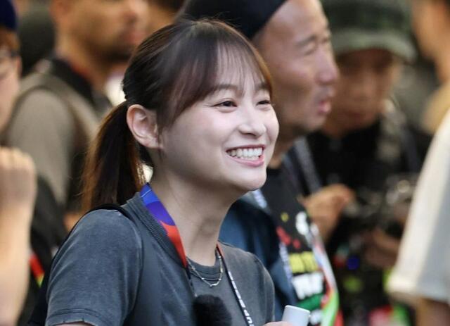 W杯現地取材の人気女優 ゴールの舞!
