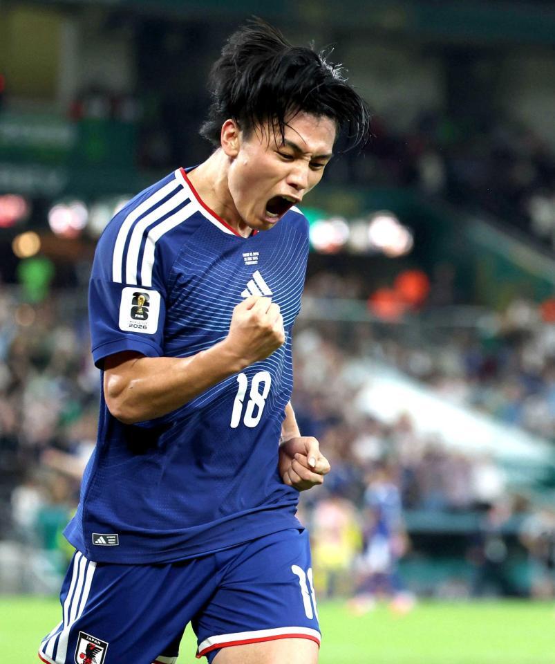 　後半、チーム４点目となるゴールを決め、ほえる上田（撮影・中田匡峻）