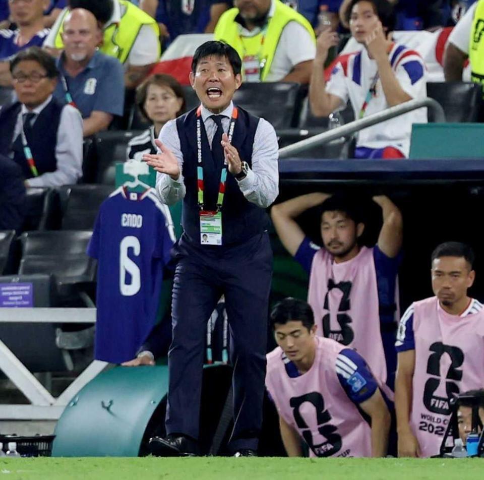 　前半、声を張り上げる森保監督