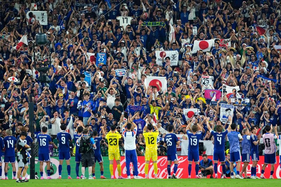 　チュニジアに勝利した日本代表と喜ぶサポーター（共同）