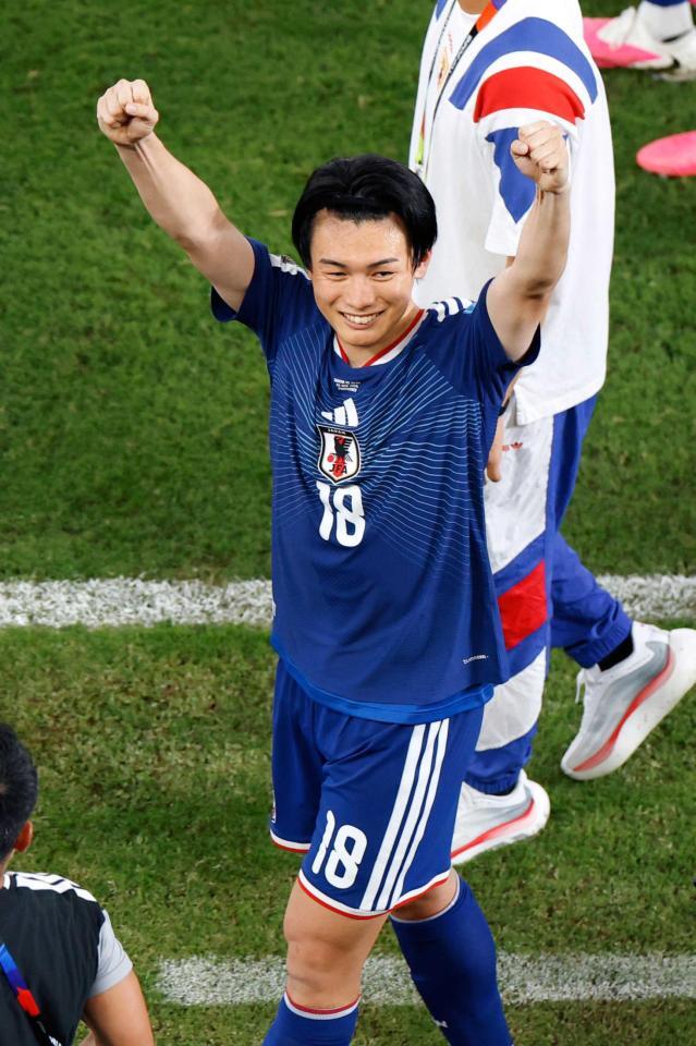 　笑顔でサポーターの歓声に応える上田（共同）