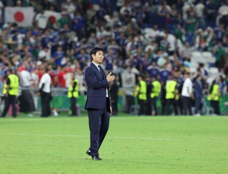 試合後、スタンドのサポーターに向かって胸をたたく森保一監督＝２０日