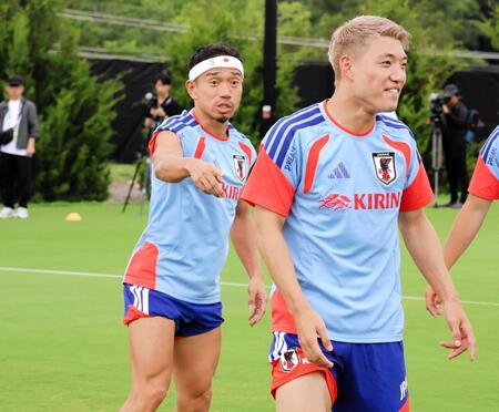 鳥かご中、堂安律（手前）にツッコむ長友佑都（奥）