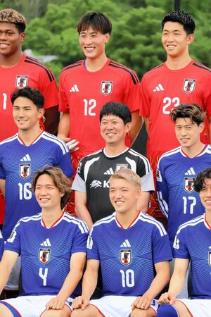 記念撮影で笑顔を浮かべる森保一監督（中央）