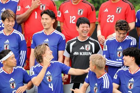 記念撮影の合間に爆笑する森保一監督