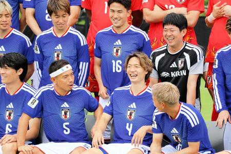 和気藹々な雰囲気で記念撮影に臨んだ長友佑都ら（下段左から２番目）