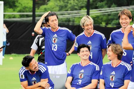 記念撮影を前に髪をかき上げるＭＦ中村敬斗（上段左）