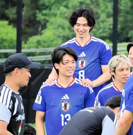 ＭＦ中村敬斗の肩を揉む「メンター」の南野拓実
