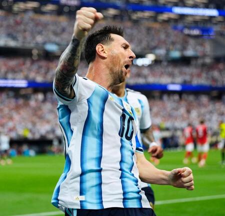 前半、先制ゴールを決め喜ぶアルゼンチンのメッシ＝ダラス（共同）