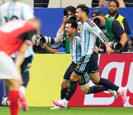 試合終了間際、自身２点目のゴールを決め駆け出すアルゼンチンのメッシ（右から２人目）＝ダラス（共同）
