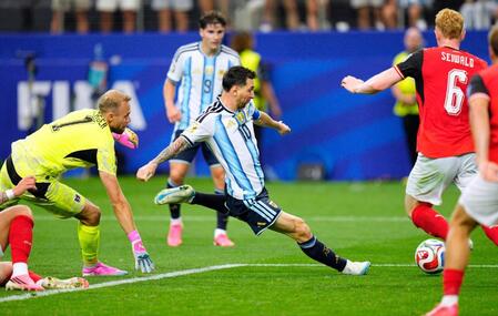 試合終了間際、自身２点目のゴールを決めるアルゼンチンのメッシ（中央）＝ダラス（共同）