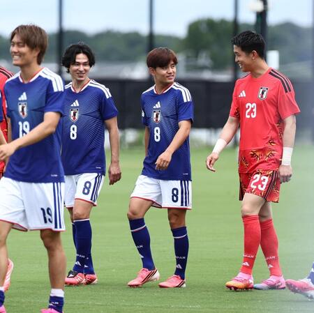 練習前、笑顔で写真撮影に向かう久保（中央）ら