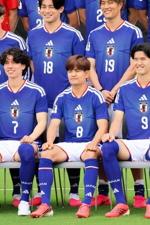 まぶしそうにしながらも笑顔で記念撮影に臨む久保建英（下段中央）