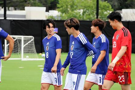 南野拓実（左）と会話する久保建英（左から３番目）