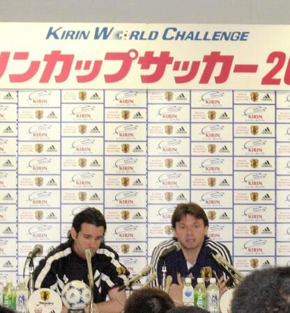 トルシエ監督とダバディ通訳　２００１年