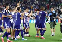 チュニジアに勝利し、サポーターにあいさつする鎌田（中央）ら日本代表