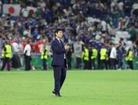 試合後、スタンドのサポーターに向かって胸をたたく森保一監督＝２０日