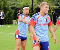 鳥かご中、堂安律（手前）にツッコむ長友佑都（奥）