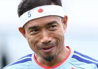 練習中、笑顔を見せる長友