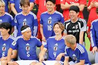 和気藹々な雰囲気で記念撮影に臨んだ長友佑都ら（下段左から２番目）
