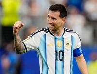 サッカーＷ杯オーストリア戦の試合終了間際、自身２点目のゴールを決め喜ぶアルゼンチンのメッシ。Ｗ杯通算得点を単独最多の１８に伸ばした＝ダラス（共同）