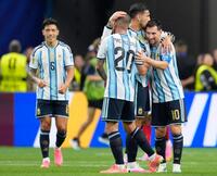オーストリアに勝利し喜ぶメッシ（右端）らアルゼンチンイレブン＝ダラス（共同）