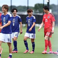 練習前、笑顔で写真撮影に向かう久保（中央）ら