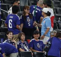 チュニジア戦を観戦した平愛梨と泉里香（左下）＝エスタディオ・モンテレイ（撮影・中田匡峻）