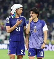 チュニジア戦の試合後、伊藤洋輝（左）と言葉を交わす中村敬斗＝２０日、モンテレイ