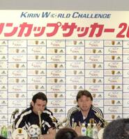 トルシエ監督とダバディ通訳　２００１年