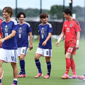 練習前、笑顔で写真撮影に向かう久保（中央）ら