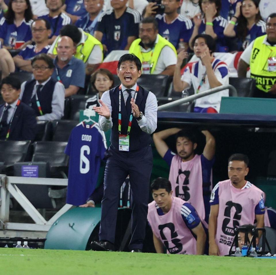 前半、声を張り上げる日本代表・森保一監督＝２０日