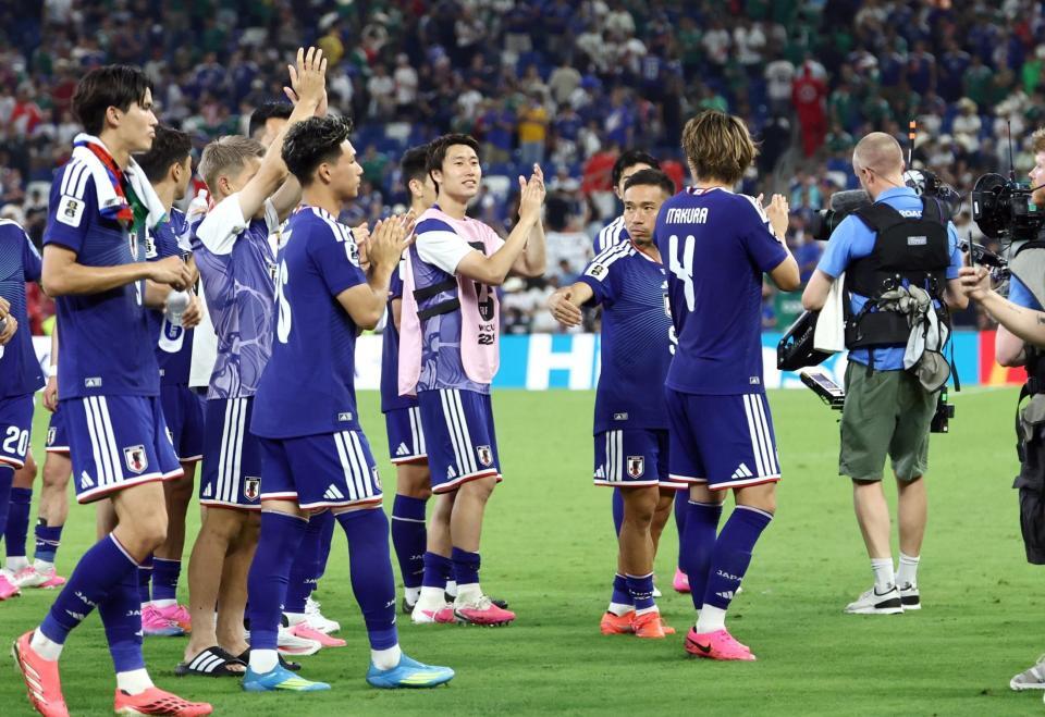 チュニジアに勝利し、サポーターにあいさつする鎌田（中央）ら日本代表