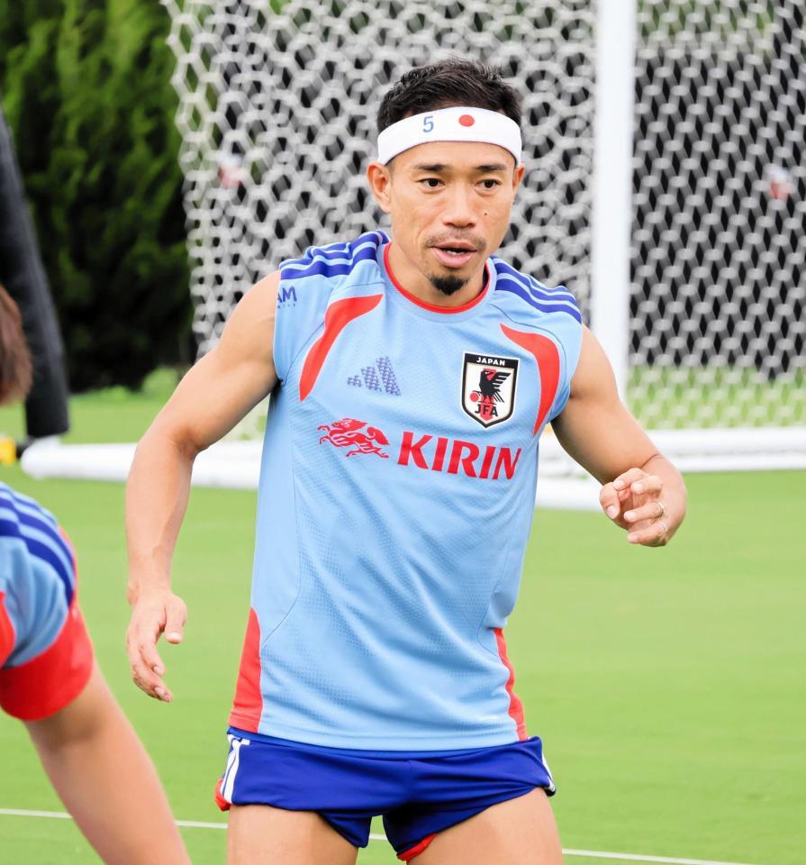 真剣な表情で練習を行うＤＦ長友佑都