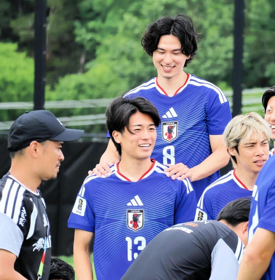 ＭＦ中村敬斗の肩を揉む「メンター」の南野拓実