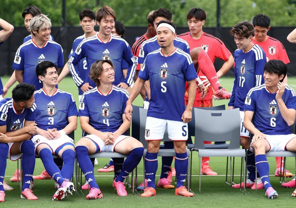 練習前の集合写真でイレブンの笑いを誘う長友（中央）